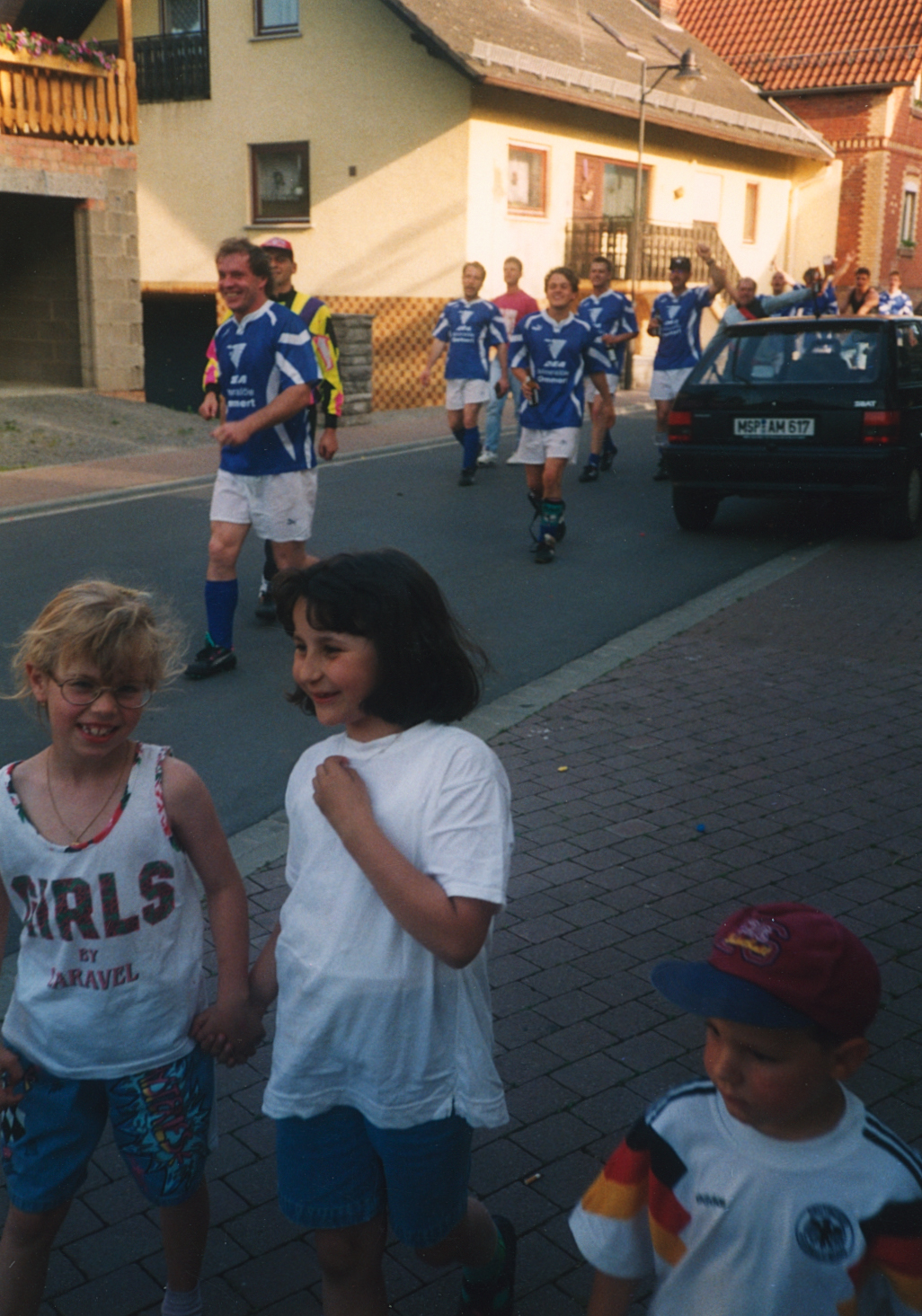 Die Fußballer des TVM feiern den Aufstieg am 28.5.1995